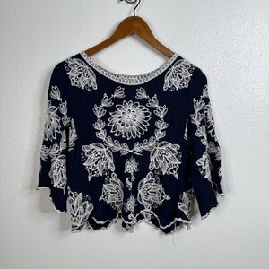 Solitaire Navy‎ White Embroidered Top Size Large